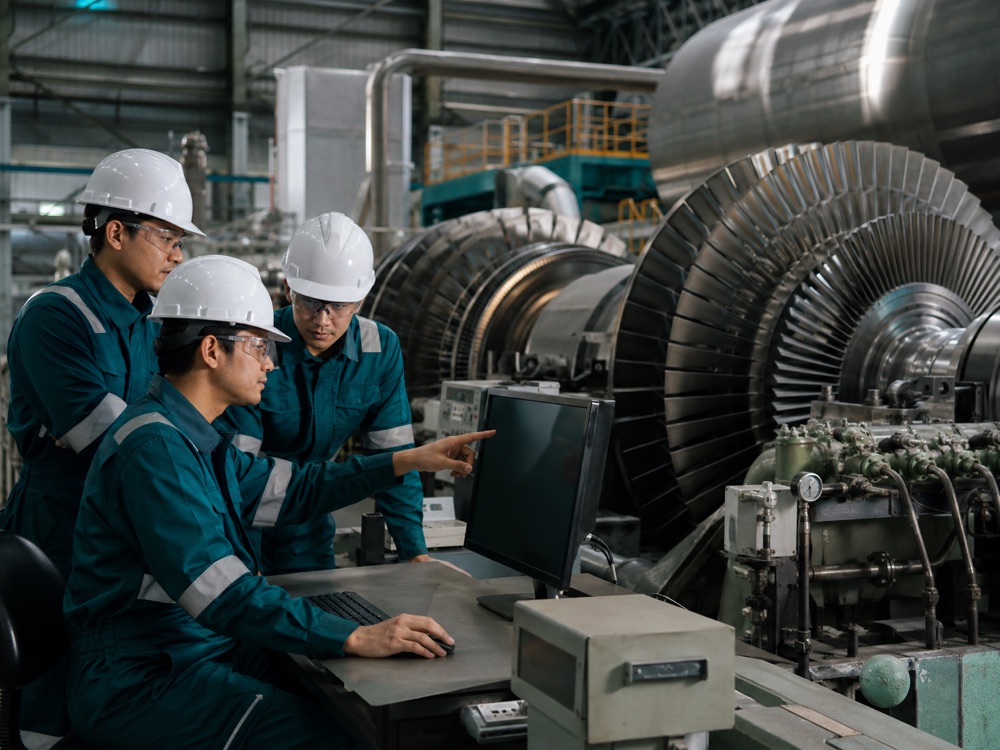 Engineer memantau fasilitas pembangkit listrik